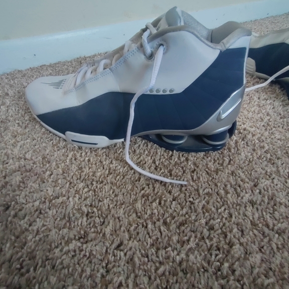 I'm selling the nike shox bb4 white silver navy.